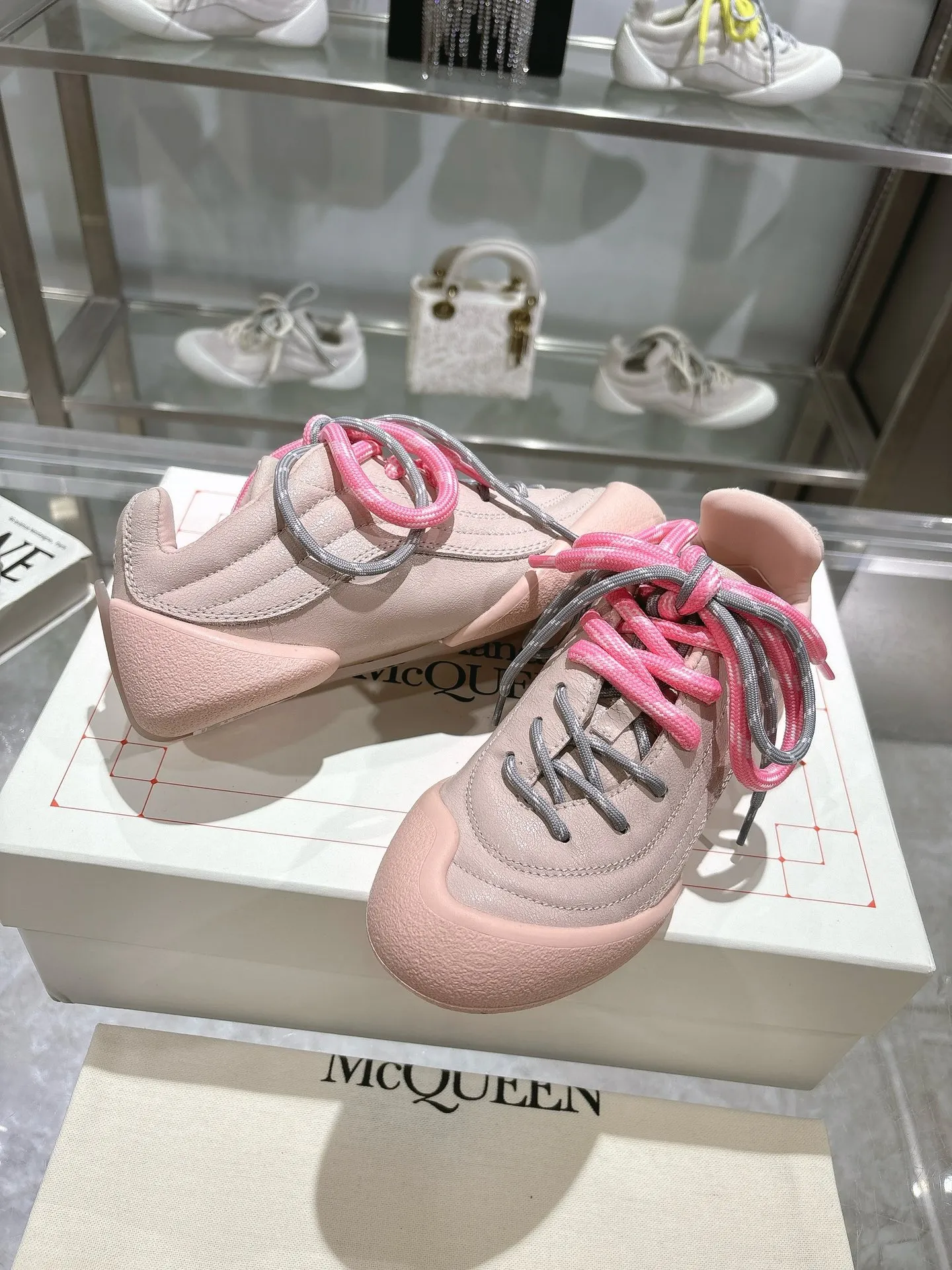 p580💰Couple model 𝐀𝐥𝐞𝐱𝐚𝐧𝐝𝐞𝐫 𝐌𝐜𝐐𝐮𝐞𝐞𝐧#/Alexander McQueen’s latest Flexion series, retro, casual, sneakers, original purchase, development, production, this Flexion Off Low-top sneakers in white grained leather with varying sized laces and an anatomically inspired lightweight segmented sole. The reverse skull pattern is embossed on the heel. Fabric: Original customized imported first-layer cowhide. Lining: Customized imported breathable mesh lining. Sole: Original open-molded non-slip TPU material. Bottom thickness: 2CM. Size: #Female size 35-40 (40 customized, non-refundable) #Men’s code 39-45 (45 customized, non-refundable)